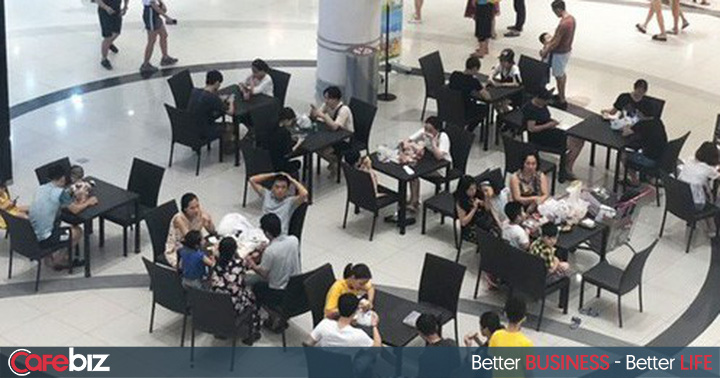 Nhiều người Hà Nội vào nằm ngồi la liệt để tránh nóng, Aeon Mall lập tức bổ sung thêm bàn ghế để phục vụ khách hàng
