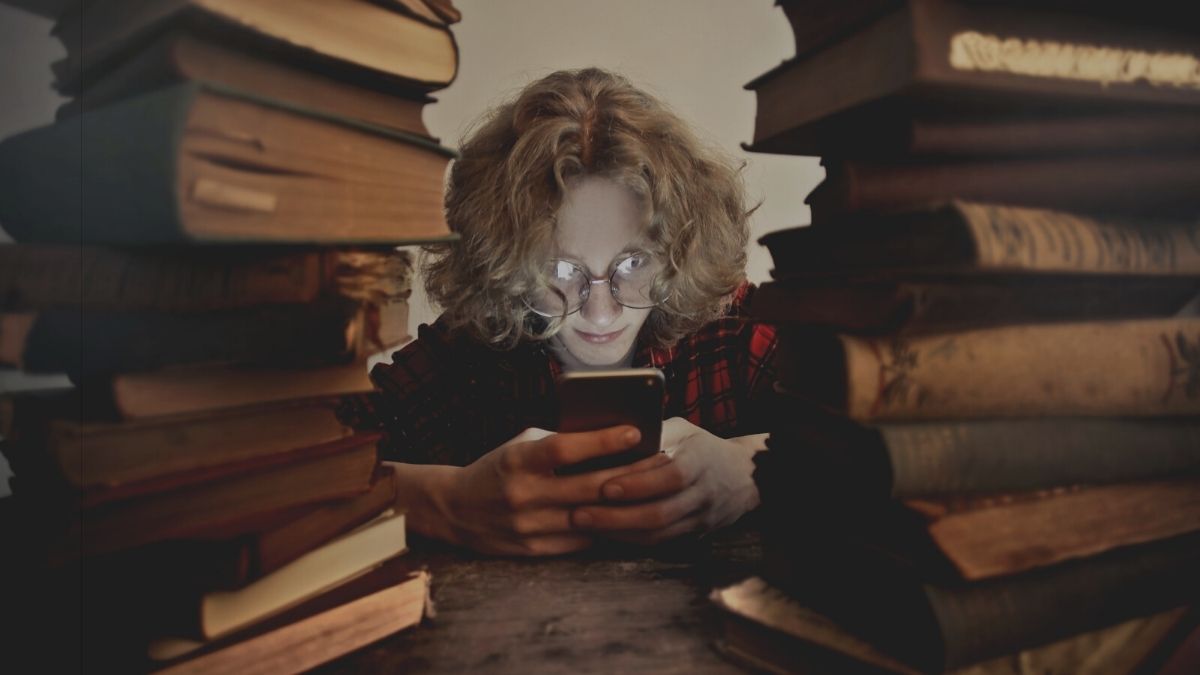 Reading Books On Phone: Is It A Good Idea? - GoBookMart