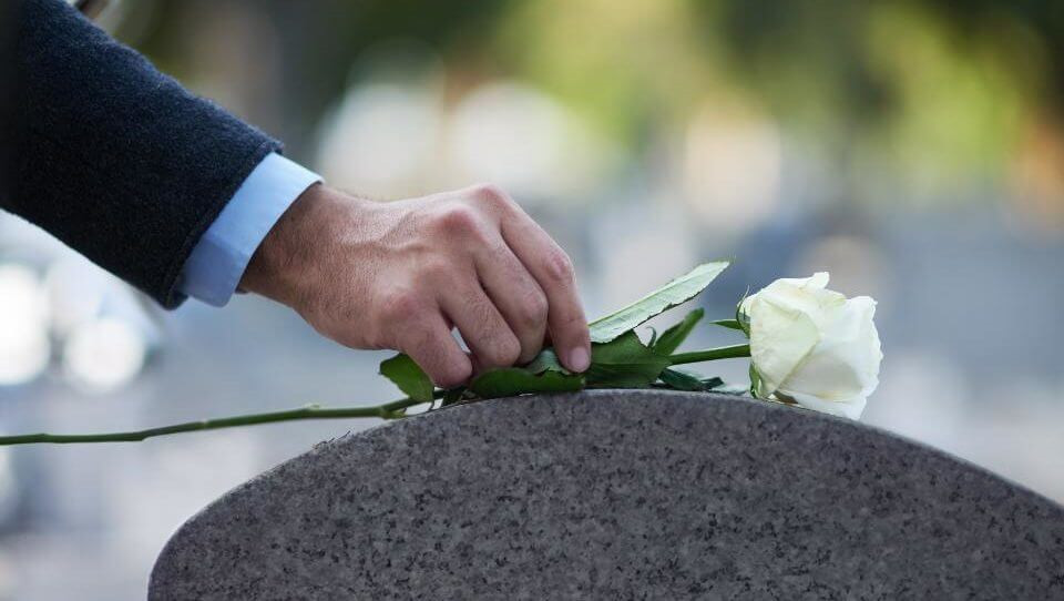 3 Cách chọn hoa viếng đám tang người già