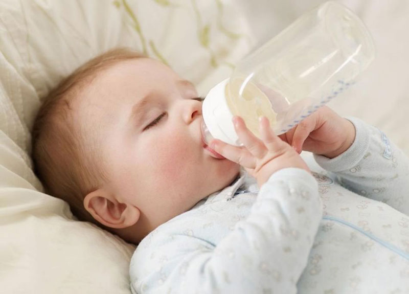 Hướng dẫn: Cho trẻ uống sữa như thế nào đúng cách?