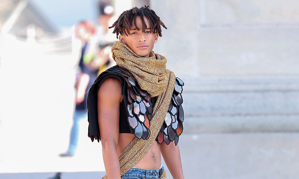 Con trai Will Smith mặc crop top khoe bụng