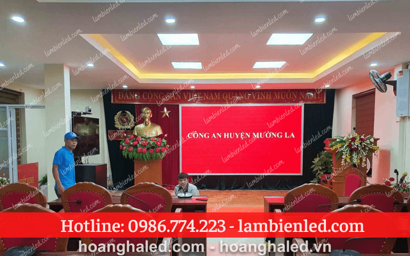 Thi công màn hình LED P3 trong nhà hội trường công an huyện Mường La- Sơn La - Quảng Cáo LED Hoàng Hà