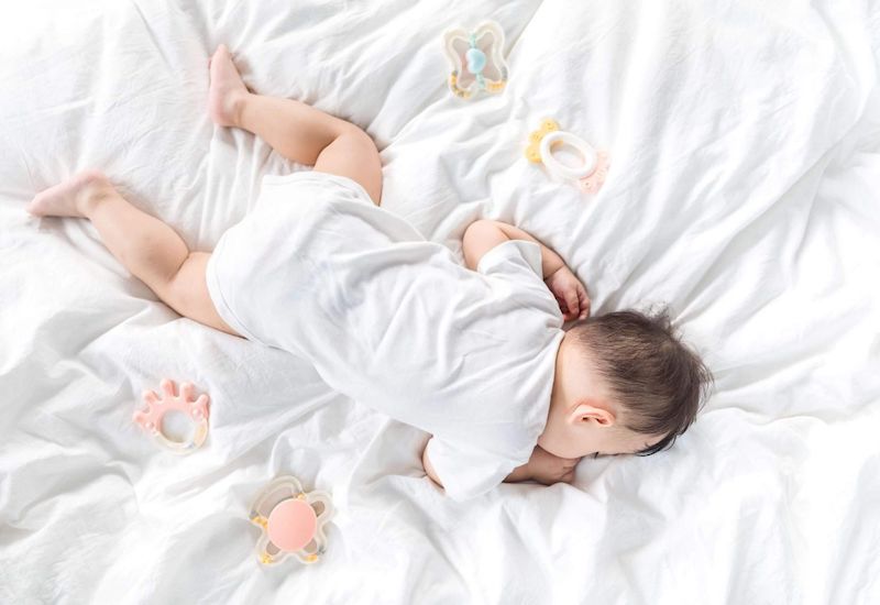 Những lưu ý khi cho trẻ chơi trên sàn nhà - AZ Clear